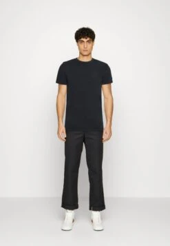 Nieuwkomers -Heren Kleding Winkel 197c2acf179c417eb839a63737b00740