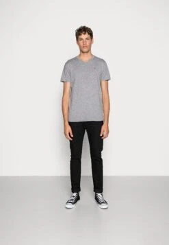 Hollister Co. 5 Pack- T-Shirt Print - White/Grey/Red/Navy Texture/Black -Heren Kleding Winkel 69d6e1e9db3d4bf0bd1958ccf2aaf339