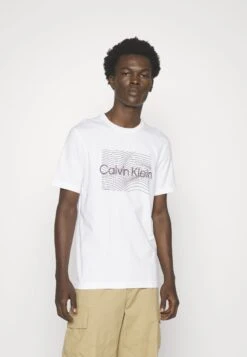 Calvin Klein Wave Lines Hero Logo- T-Shirt Print - Bright White -Heren Kleding Winkel 8d1a5ad98f8f402192b77548a5cd846a