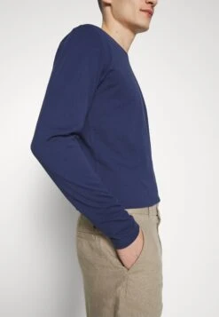 Wood Wood Mel Wizard Badge Long Sleeve - Longsleeve - Navy -Heren Kleding Winkel 92a52c4daad14ab7a5d2c170468c51f2