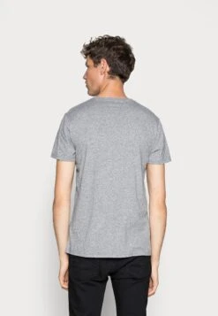 Hollister Co. 5 Pack- T-Shirt Print - White/Grey/Red/Navy Texture/Black -Heren Kleding Winkel a637ca1f9e484136b8799441e59cfd5c