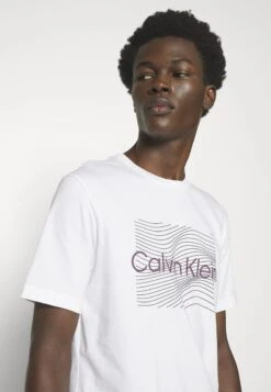 Calvin Klein Wave Lines Hero Logo- T-Shirt Print - Bright White -Heren Kleding Winkel b639cb3706be4920ac120006b9e24db4