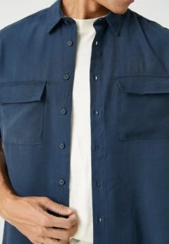Koton Basic Classic Neck Short Sleeve Pocket Detailed - Overhemd - Marine 7 Koton Basic Classic Neck Short Sleeve Pocket Detailed - Overhemd - Marine -Heren Kleding Winkel b66ddd2e883d48959fb2a99b0828161c